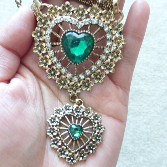 Gold and green heart statement necklace - Picture 7 of 7